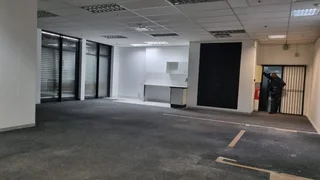 Surrey House Building | Retail Shop To Let in Marshalltown