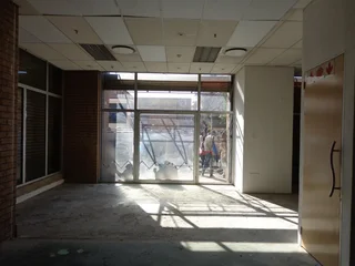 LARGE WHITE BOX RETAIL SHOP TO LET IN ARCADIA