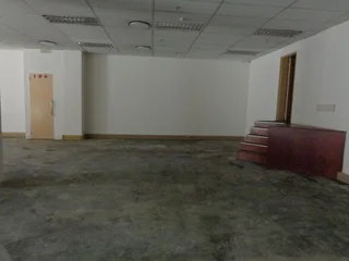 LARGE WHITE BOX RETAIL SHOP TO LET IN ARCADIA