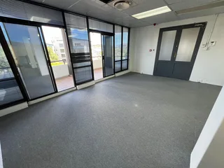 161.75m² Office to Let in Tyger Valley with Balcony