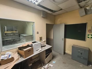 BUILDING TO LET IN PAROW VALLEY | 1,000M²