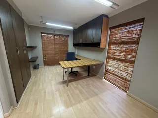 OFFICE SPACE AVAILABLE TO LET IN TABLE VIEW | 110m²