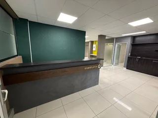 OFFICE SPACE AVAILABLE TO LET IN TABLE VIEW | 168m²