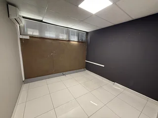 OFFICE SPACE AVAILABLE TO LET IN TABLE VIEW | 168m²