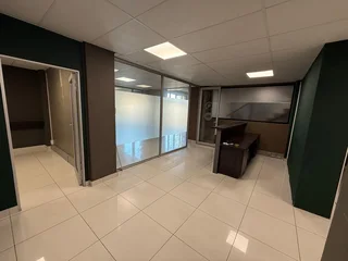 OFFICE SPACE AVAILABLE TO LET IN TABLE VIEW | 168m²