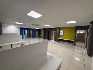 OFFICE SPACE AVAILABLE TO LET IN TABLE VIEW | 168m²