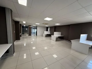 OFFICE SPACE AVAILABLE TO LET IN TABLE VIEW | 168m²