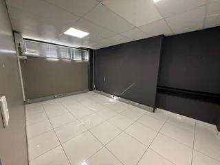 OFFICE SPACE AVAILABLE TO LET IN TABLE VIEW | 168m²