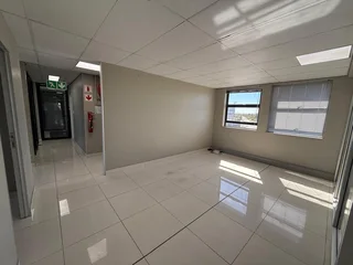 OPEN PLAN OFFICE SPACE TO LET IN TABLE VIEW | 270m²