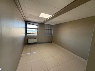 OPEN PLAN OFFICE SPACE TO LET IN TABLE VIEW | 270m²