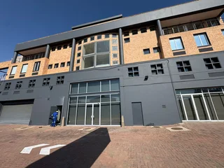 Premium Commercial Showroom Space with Prime Exposure - Sunninghill
