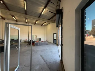Prime Workshop Space to Let in Wilrogate Shopping Centre, Roodepoort