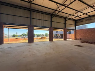 Prime Showroom Space to Let - 6 Ontdekkers Road, Wilro Park, Roodepoort