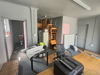 106m² Secure, and Versatile Retail Unit To Let in Parow