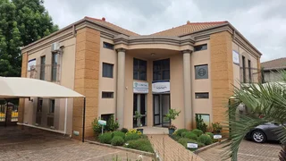 185 Square meter, ground floor commercial unit to let in Highveld.