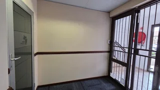 185 Square meter, ground floor commercial unit to let in Highveld.