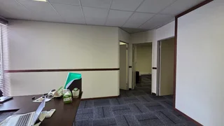 185 Square meter, ground floor commercial unit to let in Highveld.