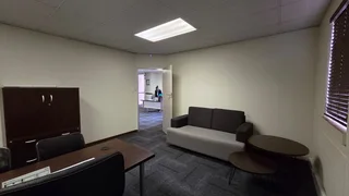 185 Square meter, ground floor commercial unit to let in Highveld.