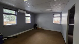 185 Square meter, ground floor commercial unit to let in Highveld.