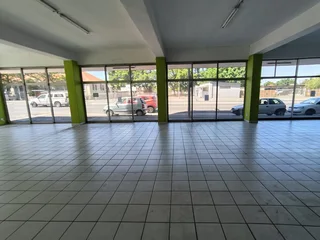 552m² Retail/Showroom Space To Let In Goodwood High Visibility