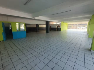 552m² Retail/Showroom Space To Let In Goodwood High Visibility
