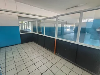 552m² Retail/Showroom Space To Let In Goodwood High Visibility