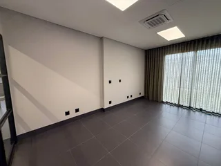 215 Square Meter Office Space To Let In Rooihuiskraal – A-Grade Unit With Backup Power And Fibre