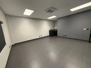 215 Square Meter Office Space To Let In Rooihuiskraal – A-Grade Unit With Backup Power And Fibre