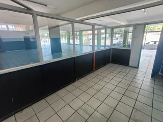 552m² Retail/Showroom Space To Let In Goodwood High Visibility