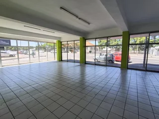 552m² Retail/Showroom Space To Let In Goodwood High Visibility