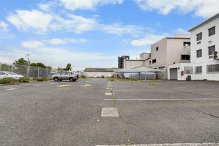 1,637m² High-Exposure Commercial Building To Let on Voortrekker Road, Parow