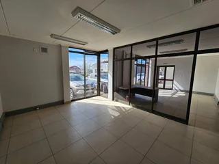 547m2 Warehouse To Let in Willow Park Stikland