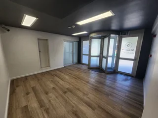 494m² Office, suitable for a training centre, To Let in Woodstock