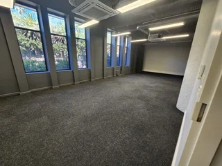 494m² Office, suitable for a training centre, To Let in Woodstock