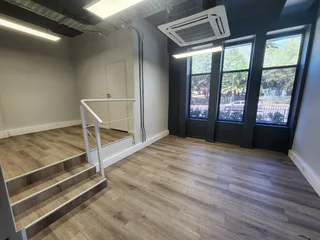 494m² Office, suitable for a training centre, To Let in Woodstock