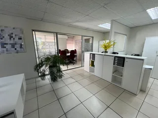 82m² Modern Office To Let in Kenridge Centre