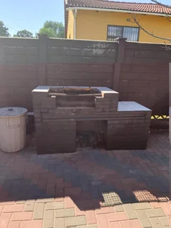 "Inviting Home with 3 Bedrooms, Double Garage, and Beautiful Garden!