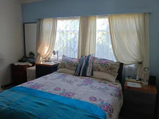 "Inviting Home with 3 Bedrooms, Double Garage, and Beautiful Garden!