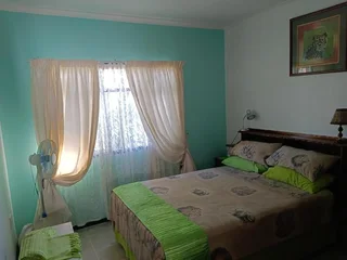 "Inviting Home with 3 Bedrooms, Double Garage, and Beautiful Garden!