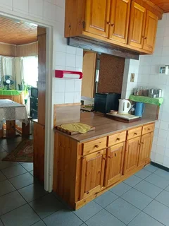 "Inviting Home with 3 Bedrooms, Double Garage, and Beautiful Garden!