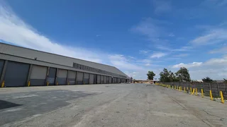 33,000sqm To Let in Roodekop with yard
