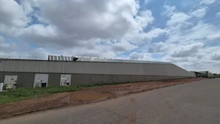 33,000sqm To Let in Roodekop with yard