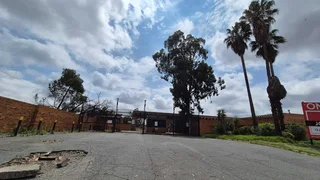 33,000sqm To Let in Roodekop with yard