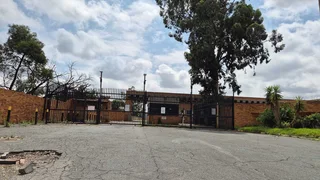 33,000sqm To Let in Roodekop with yard
