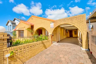 Freestanding, Spacious and Well Maintained Home in Woodview for Sale