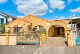 Freestanding, Spacious and Well Maintained Home in Woodview for Sale