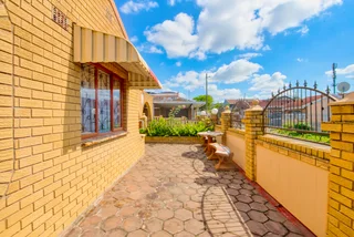 Freestanding, Spacious and Well Maintained Home in Woodview for Sale