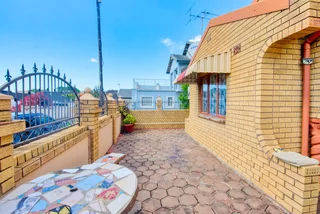 Freestanding, Spacious and Well Maintained Home in Woodview for Sale