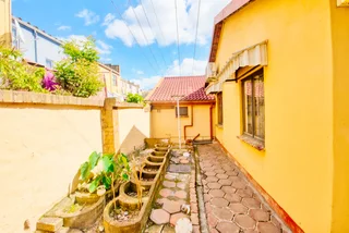 Freestanding, Spacious and Well Maintained Home in Woodview for Sale