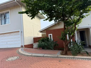 Upmarket Townhouse with Bachelor Flat in Kindlewood